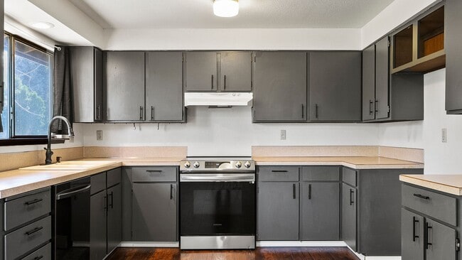 Photo - Charming 4-Bedroom Home with Garden – Avai...