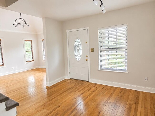 Photo - 1410 W 51st St