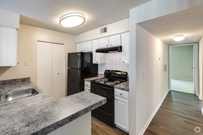 2BR, 2BA - 1008 SF