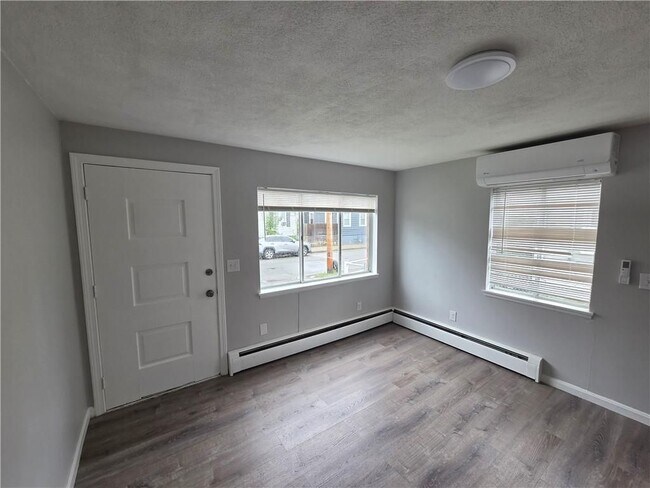 Photo - 15 Barrows St