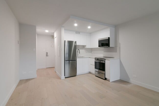 Building Photo - 1975 Maisonneuve Blvd W Unit 710