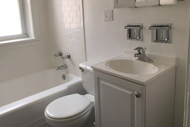 Bathroom - 918 E. Hyde Park Boulevard