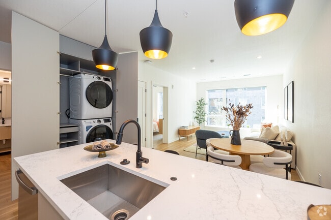 1BR, 1BA - 746SF - Kitchen