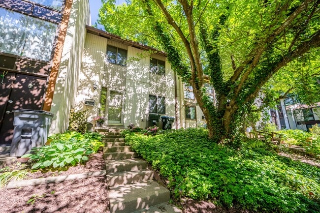 Building Photo - Renovated townhouse backing to trees with loads of privacy!