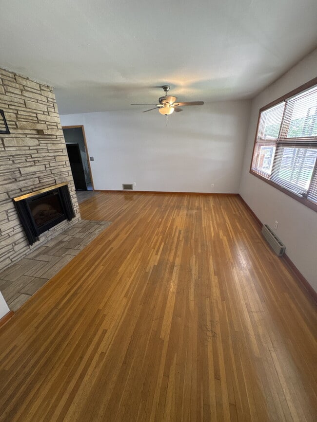 945 N Crestline Ave