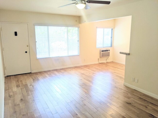 Building Photo - 10815 Morrison St Unit #3