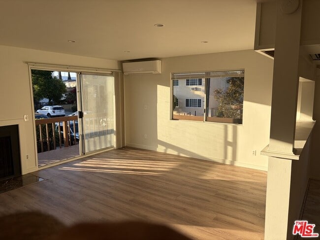 Photo - 5827 Tujunga Ave Unidad 1