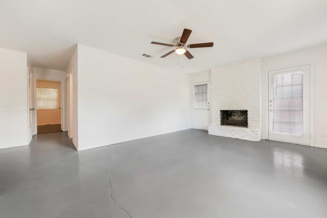 Building Photo - 2/1 in Central Austin with Garage & Private Yard