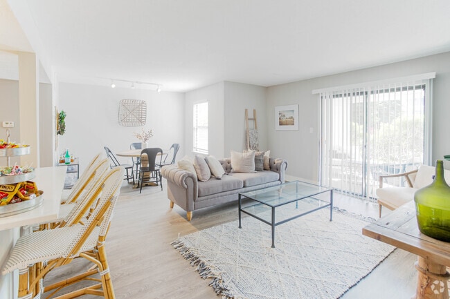 2BR, 2BA - 1,013 SF - Living Room