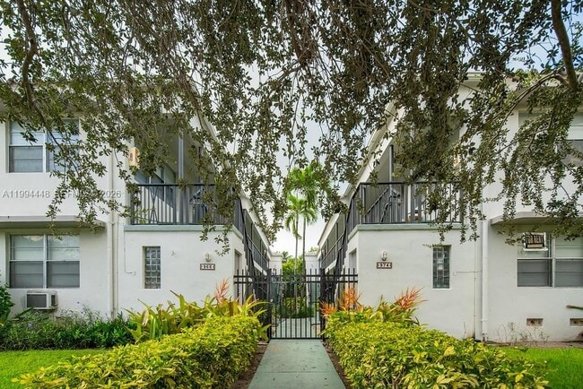 Building Photo - 974 Biarritz Dr Unit 15