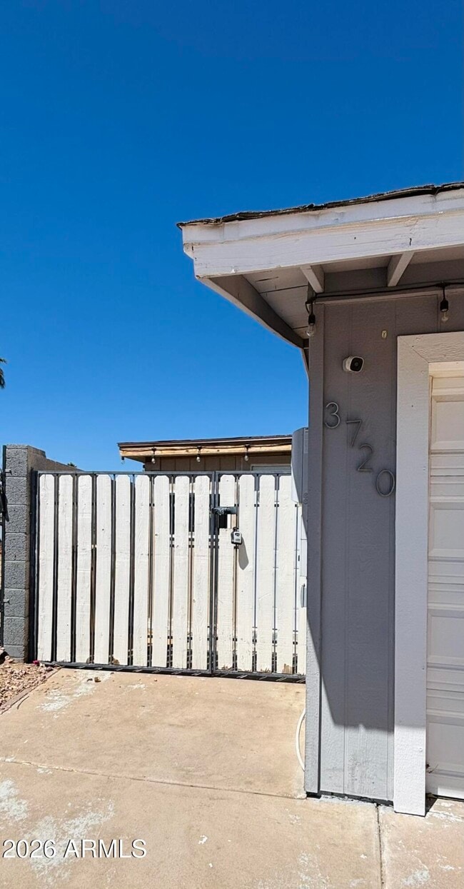 Building Photo - 3720 W Mauna Loa Ln Unit Studio