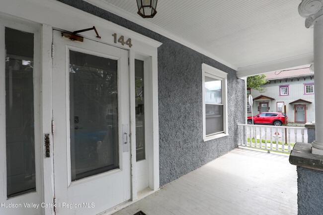 Photo - 144 St James St