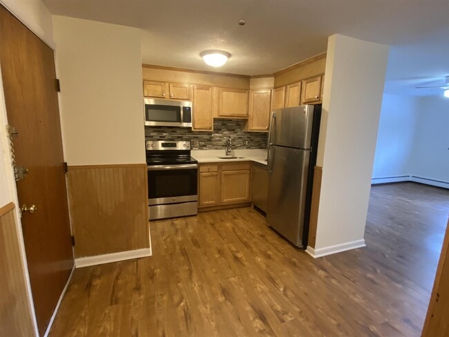 Building Photo - 240 Belmont St Unit 33