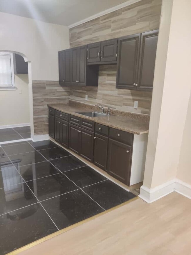 Photo - 617 E Hilton St