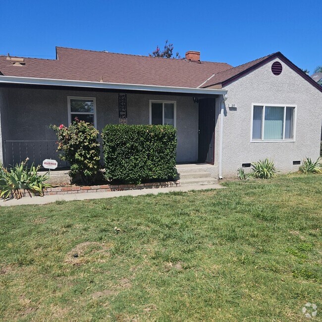 Building Photo - 2 Bedroom 1 Bath Home Recently Renovated