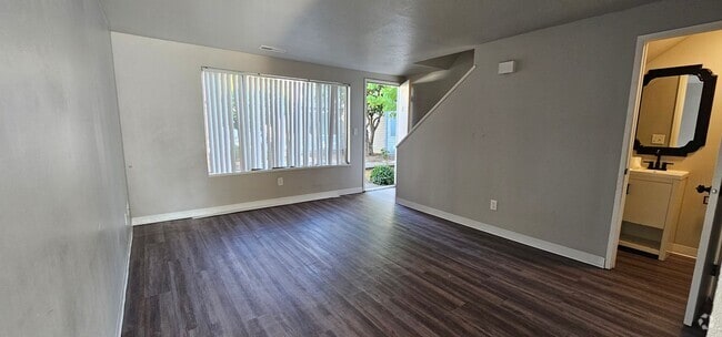 Building Photo - 2 Bed, 1.5 Bath Town Home North Medford