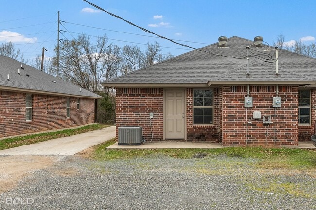 Photo - 1719 Lakeshore-A