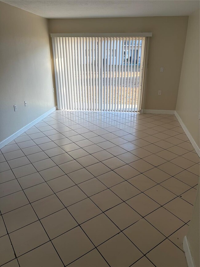 Building Photo - 1153 Lake Victoria Dr Unit B