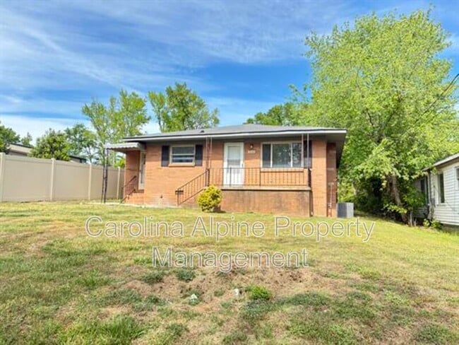 Building Photo - 1320 Kenly St