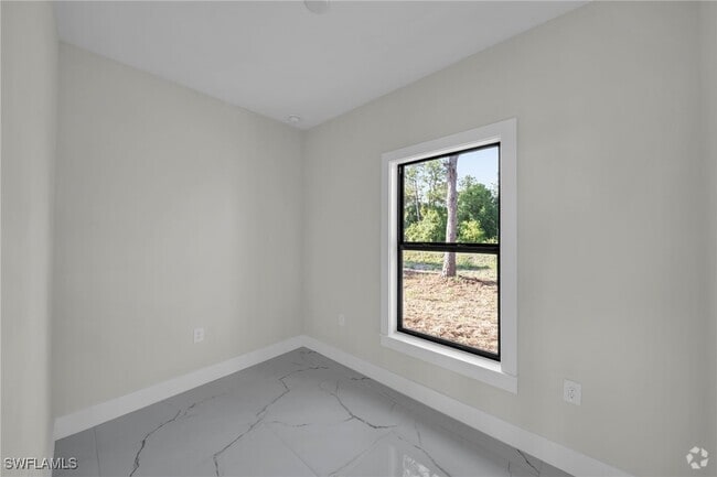 Building Photo - 824 Calumet St E Rental