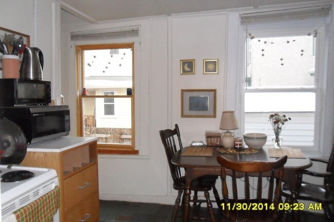 Kitchen - 210 N Geneva St Unit 4