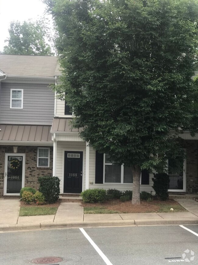Building Photo - **Charming 2/2.5 Burlington Townhome**
