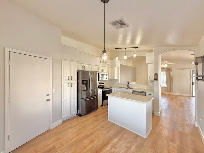 1914 E Palomino Dr