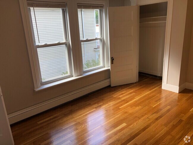 Building Photo - 9 Oak Square Ave Unit 2 Rental