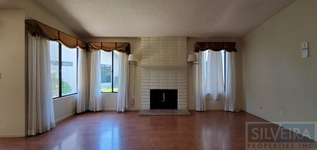 Photo - Cozy 2 bedroom 2 Bath home near Stowell and Broadway!
