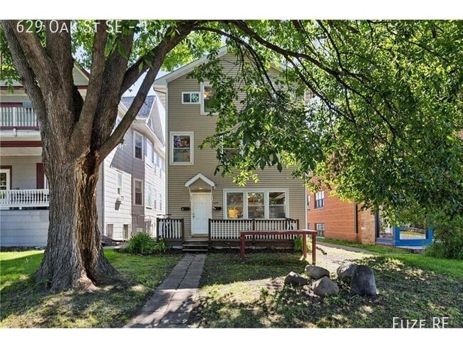 Building Photo - 629 SE Oak St Unit 1