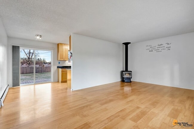 Building Photo - Cozy Abbott Loop Single Family Home w/ Gar...