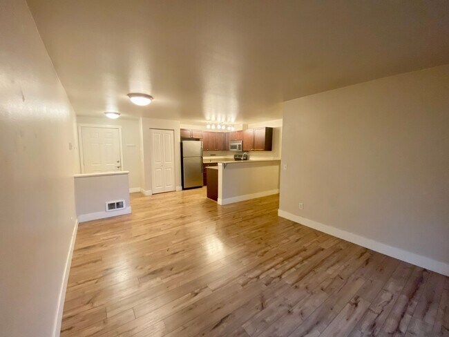 Photo - Windsor Court Condominiums ~ Lower Queen Anne Unit 108