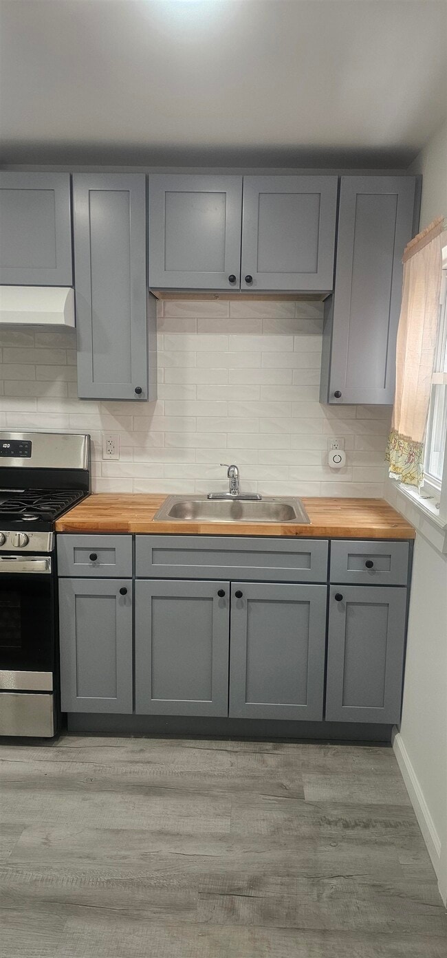 Photo - 202 Clerk St