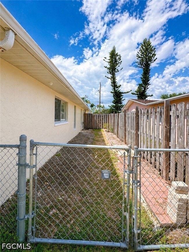 Building Photo - 1426 SE 19th Ln