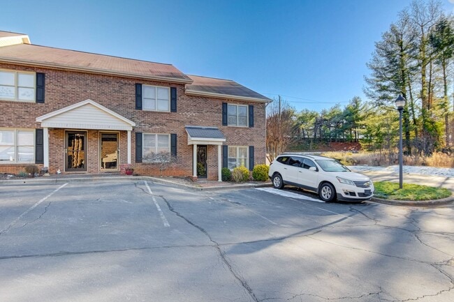 Building Photo - 3-Bedroom Townhome Just Minutes From Downtown Hickory!