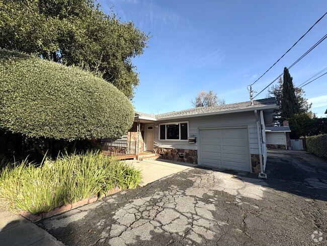 Building Photo - Charming 2-Bedroom Duplex Unit in Redwood ... Rental