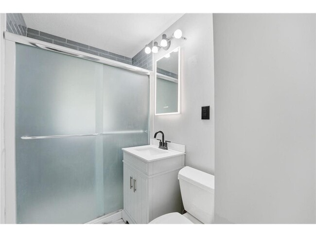 Photo - 1697 Rose Pl W