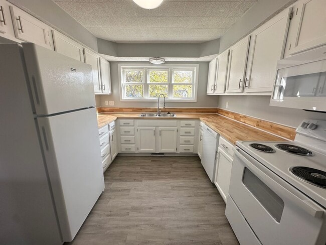 Photo - Beautifully Renovated 4 bedroom / 2 bath h...