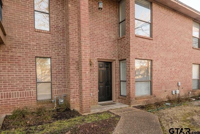 Building Photo - 5911 Hollytree Dr