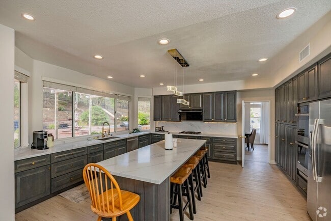 Building Photo - Prestige Luxury Single 5bed 3bath House