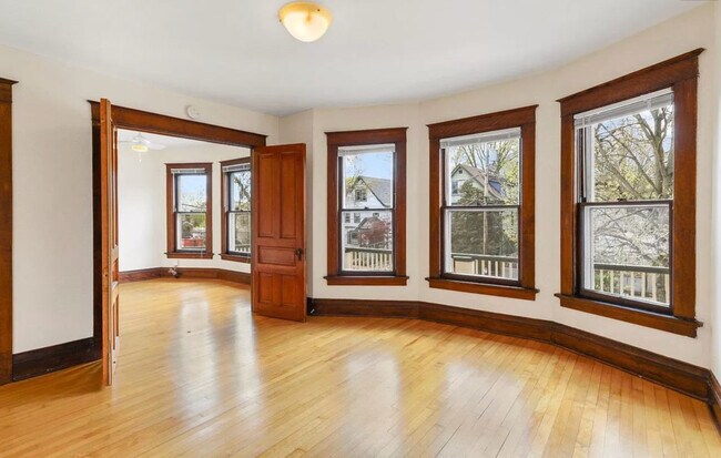 Salón con vistas a la calle. Puertas dobles al dormitorio. - 707 S Dickinson St Unidad 707 S. Dickinson