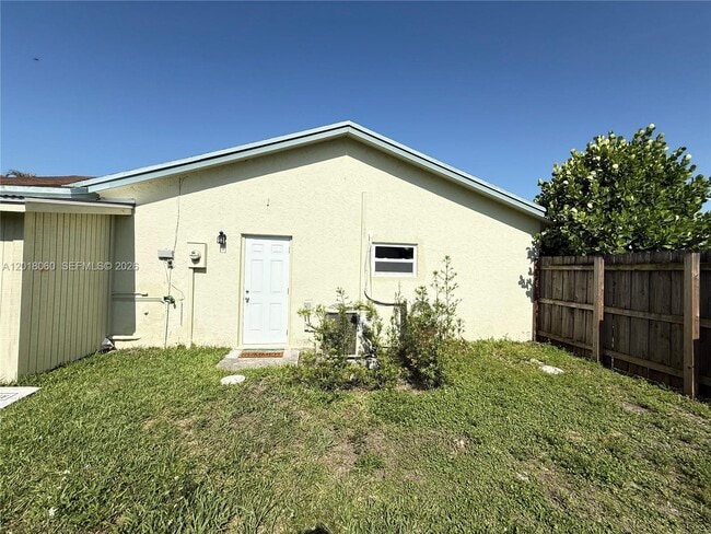 Building Photo - 5137 NW 28th St Unit 0