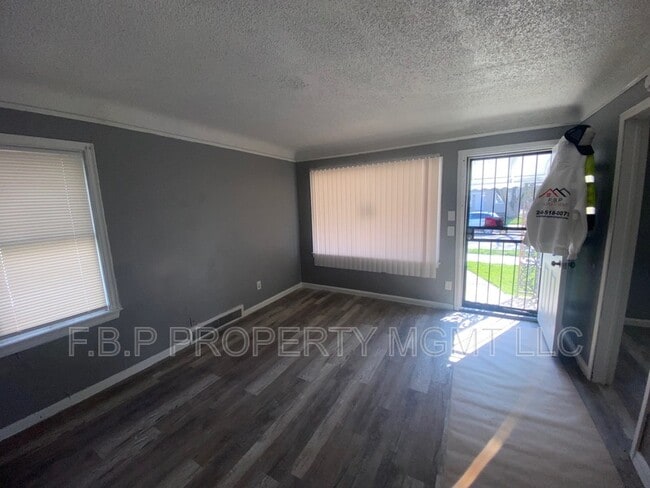 Photo - 8443 Pierson St