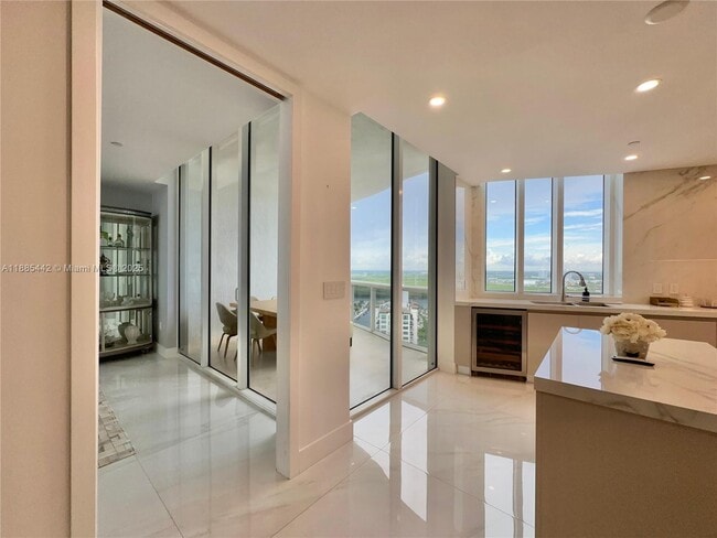 Photo - 15901 Collins Ave Unidad 2406