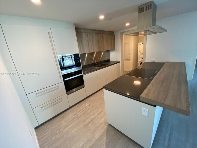 Building Photo - 1000 Brickell Plaza Unit 3309
