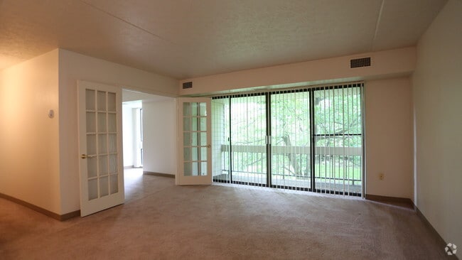 Living Room - 1BR, 1BA - 950 SF