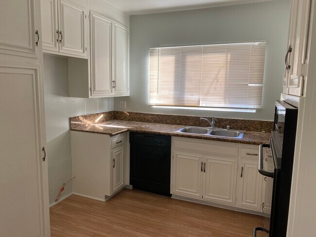 Photo - 5354 Lindley Ave Unit 305
