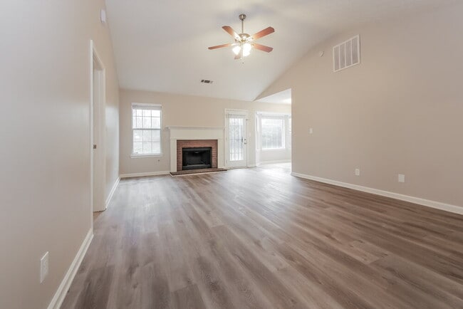 Photo - 939 Maple Leaf Ridge