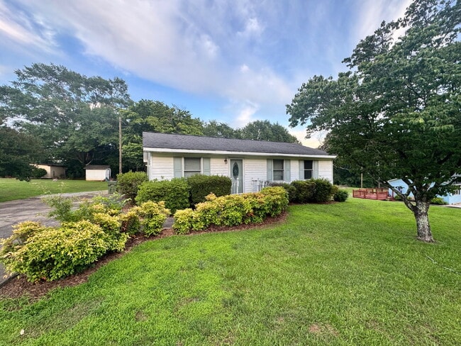 Building Photo - 3 Bedroom Home w/ Yard Space in West Union