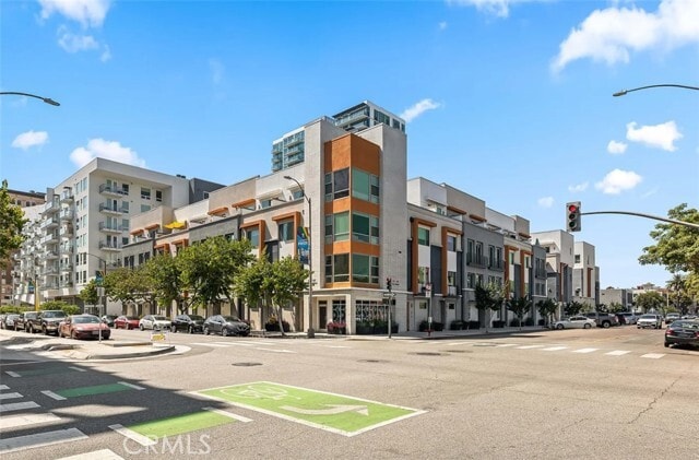 Building Photo - 215 Elm Ave